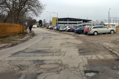 DrogoweSafari - Mieszkańcy Bolzgi to tępe urwy - ten parking w tle kosztuje do 5 zł. ...