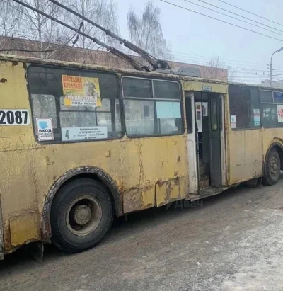 yosemitesam - #rosja #komunikacjamiejska #rosjawstajezkolan #trolejbusy 
Trolejbus z...