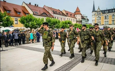 p.....k - Od rana w moim mieście trwa przemarsz kolumny wojskowej oddziału piechoty w...