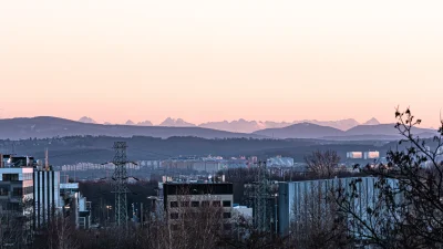 Wolfman91 - Dzisiejsze Tatry z Krakowa, kilka minut przed zachodem słońca. 

#tatry...