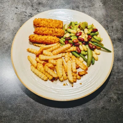 briskmann - Dzisiejszy obiad: ryba w panierce, frytki, gotowane warzywa.

#jedzenie...