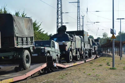 g.....i - Dziś pod Rzeszowem jechały takie wagony w stronę Przemyśla.

#wojna #ukra...