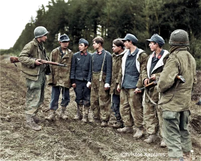 wojna - Dwóch żołnierzy z 4 Dywizji Piechoty pilnuje grupy nastoletnich jeńców niemie...