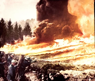 myrmekochoria - Francuzi używają miotaczy ognia na froncie koło Verdun, Francja 1916 ...