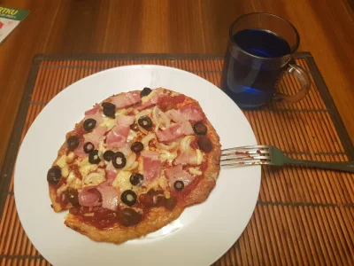 dsi_ - Dzisiejszy obiad: keto pizza, płyn do chłodnicy, sól.

Według przepisu @chix...