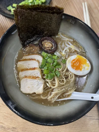 KoZ67 - Ramen z gotowego zestawu od Blue Dragon, chyba nawet git wyszedł.
#gotujzwyk...