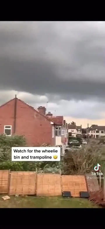 Dambibi - Latający kosz na śmieci w Wielkiej Brytanii.
#uk #burza #ciekawostki #niew...