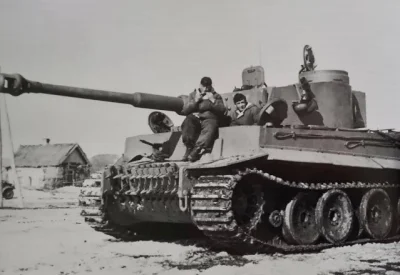 royal_flush - Jeden z pierwszych PzKpfw VI Ausf. H1 "Tiger" z 13.s.Pz.Kp./Panzer-Regi...
