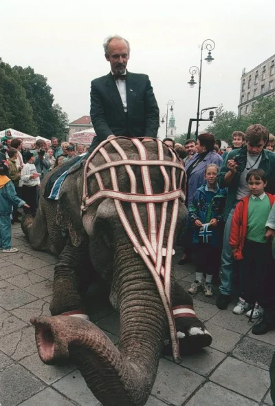 Bajo-Jajo - @Normie_Lurker: jedno mu trzeba zostawić, w latach 90 mial lepsze pomysly