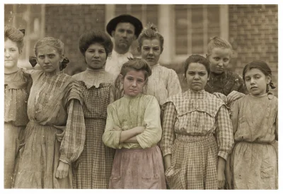 myrmekochoria - Dziewczynki pracujące w młynie bawełnianym w Macon, 1909. Jak wpiszec...
