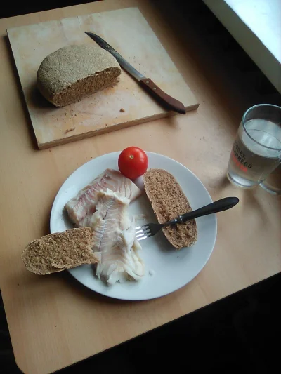 anonymous_derp - Dzisiejszy obiad: Chleb pszenny, gotowane filety dorszowe, pomidor.
...