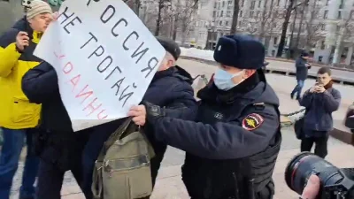 obserwator_ww3 - "Rosja nie dotykaj Ukrainy!". 

Sześć osób w centrum Moskwy w rama...