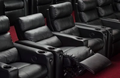 motoinzyniere - W UK siedzenia w kinie wyglądają tak. I nie ma dopłat za siedzenia Pr...