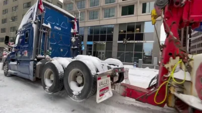 rzep - Ostatnia ciężarówka nielegalnie blokująca centrum Ottawy zostaje odholowana. U...
