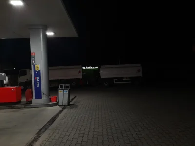 AgentGRU - Pracuje na stacji benzynowej, wlasnie przyjechał kierowca z pustymi beczka...
