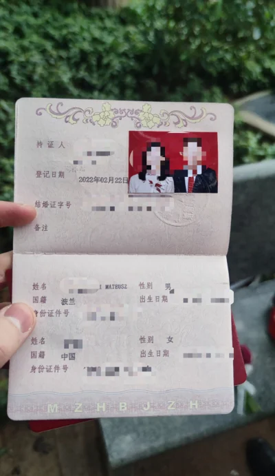 matiwoj11 - @kotbehemoth prawie. Tak wygląda chiński akt małżeństwa. Taka czerwona ks...