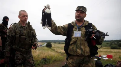 myrmekochoria - Separatysta rosyjski trzyma lalkę ze zestrzelonego lotu Malaysia Airl...