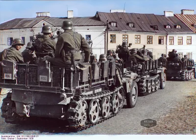 wojna - Niemieckie oddziały zmotoryzowane na przedmieściach Częstochowy, Polska. 

...