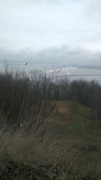 Kaaziiu - Rosyjskie helikoptery strzelające flarami po namierzeniu przez ukraińskie s...