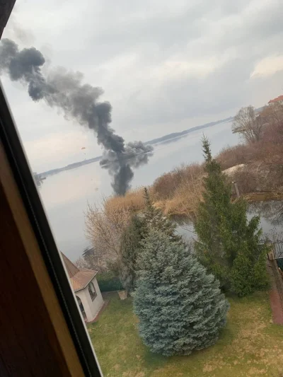 delvian - Ruski helikopter został zestrzelony na północ od Kijowa. W tle widać pilota...