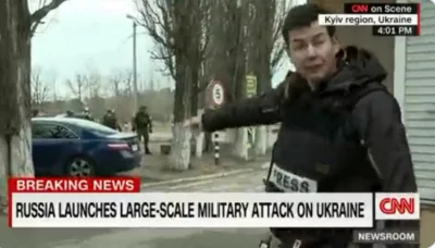 D.....o - 50 metrów od reportera CNN wbijają rosyjscy spadochroniarze szturmujący lot...