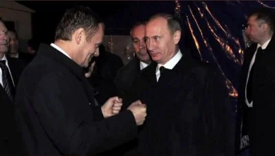kamil-kryszkiewicz - Tusk żartujący sobie ze zbrodniarzem wojennym 
#wojna #rosja #t...