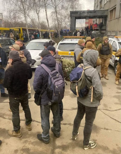 JanLaguna - @JanLaguna: Ukraińscy ochotnicy przed centrum werbunkowym obrony terytori...
