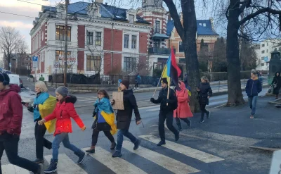 adidanziger - Tutaj zdjęcie z protestu w Oslo. Flagi Ukrainy i obok banderowskie. Nor...