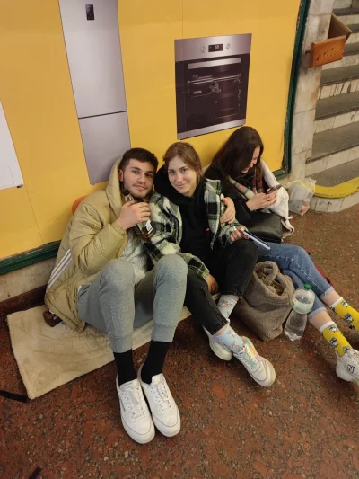 witulo - Ukraińcy w tym bunko-metrze nie mają tak źle. Jest wódeczka, są dziewczynki,...