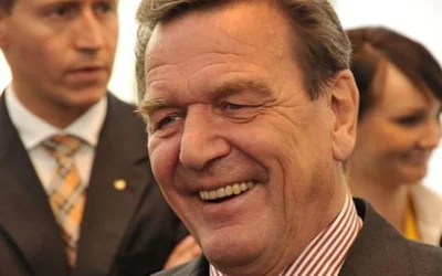 chigcht - Oto Gerhard Schröder - były kanclerz Niemiec

To on pod koniec swojego ur...