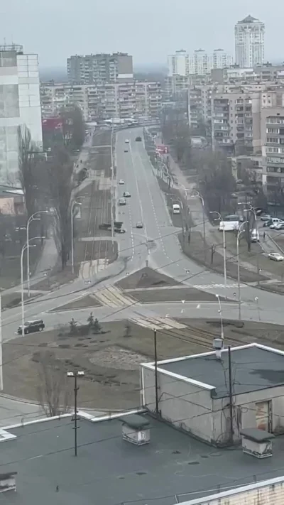 maruch - Rosjanie w Kijowie rozjeżdżają cywilne samochody z ludźmi w środku. 

#wojna...