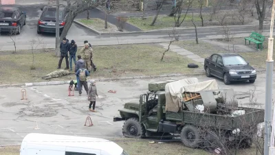 EM_Ha - Pojazd wojskowy z rosyjskimi żołnierzami ostrzelany przez ukraińskie siły Obr...