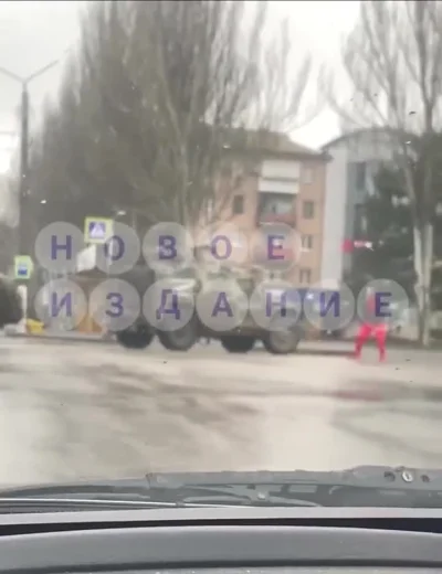 Papileo - Zdesperowany ukraiński cywil próbuje powstrzymać rosyjskie pojazdy wojskowe...