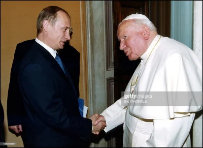 j.....6 - Ciekawe czy Jan Paweł II żałowałby tego uścisku ze zbrodniarzem 
#papiez #...
