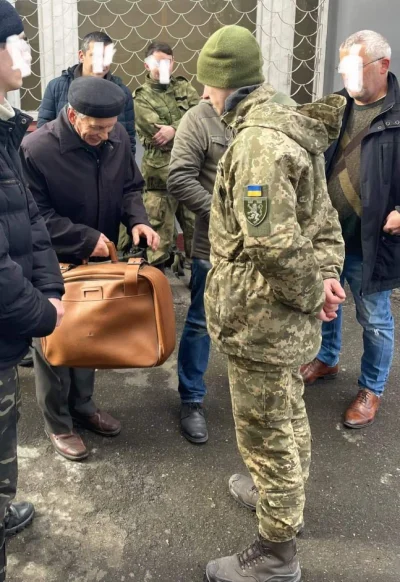 Smutny_procesorr - 80-latek pojawił się, by wstąpić do ukraińskiej armii, niosąc ze s...
