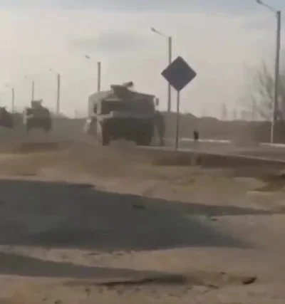 Papileo - Ukrainiec rzuca się pod rosyjskie pojazdy wojskowe, by powstrzymać najeźdźc...