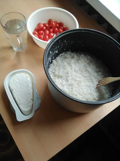 anonymous_derp - Dzisiejszy obiad: Odgrzewany ryż jaśminowy, chudy twaróg, pomidory.
...