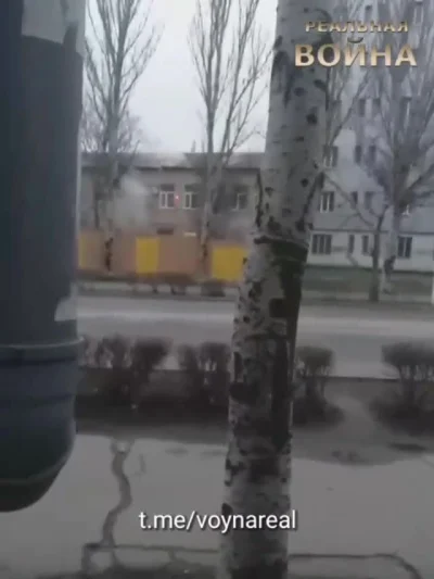 obserwator_ww3 - Okupanci ostrzeliwują szpital w Melitopolu, na filmie widać, jak poc...