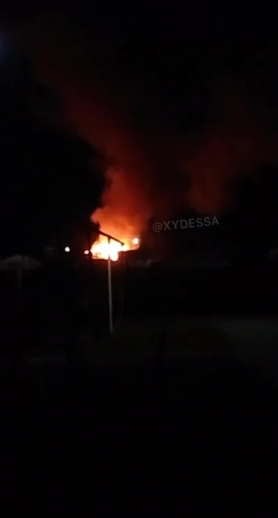 obserwator_ww3 - W Petrodolyńsku (autostrada Odessa-Reni) płonie gospodarstwo z magaz...
