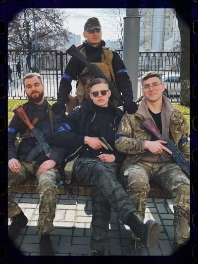 I.....e - pov: robisz zdjęcie kumplom przed ukrzyżowaniem rosjan
#wojna #heheszki #u...