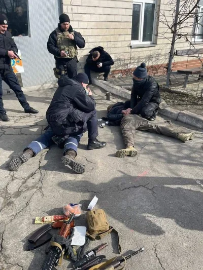 leninek - Na zdjęciu dwaj sabotażyści którzy w ukraińskich mundurach weszli do jednos...