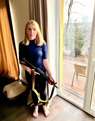 Toent - Kira Rudik, ukraińska parlamentarzystka

I learn to use #Kalashnikov and pr...