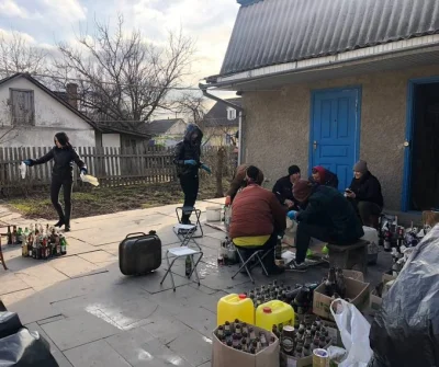 s.....s - Ludność cywilna przygotowuje "drinki" dla czerwonoarmistów.
Szykuje się ko...