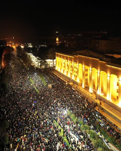 Muszu96 - Zdjęcie z wczoraj. Tysiące ludzi wyszło na ulice stolicy Gruzji Tibilisi w ...