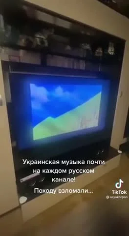 Onaaa20 - Anonymous chyba zhackowali wszystkie kanały TV w Rosji, bo wyświetla się Uk...