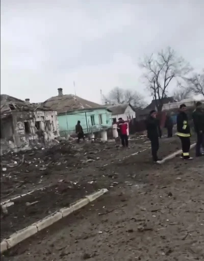 Naproksen - Zbombardowane domy we wsi koło Mariupola
#wideozwojny 
#ukraina