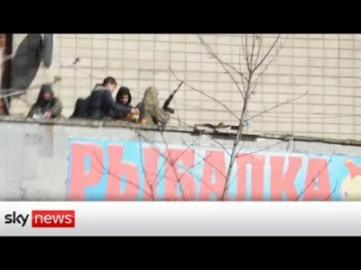 oydamoydam - Ukraińcy sypiący piasek do worków na barykadę pytają się reporterów Sky ...