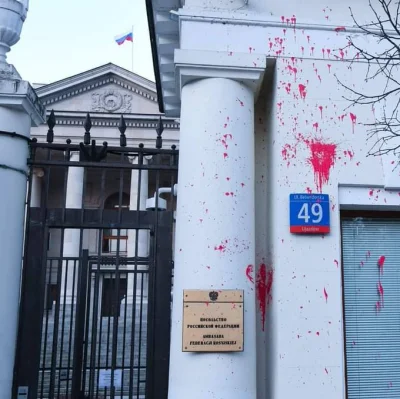 meres - Ambasada Rosji w Warszawie ubrudziła się nieco
#wojna #ukraina #rosja