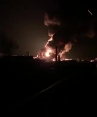 framugabezdrzwi - > Oil depot in the village of Kryachky near Vasylkiv. Just on fire ...