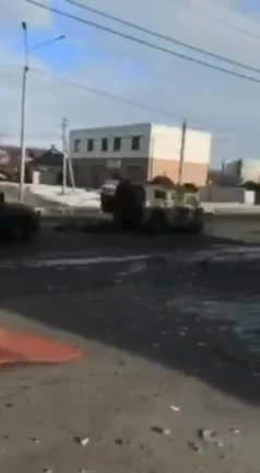 Benchmade_user - #ukraina Zniszczona kolumna rosyjskich pojazdów w Charkowie. Nadal s...
